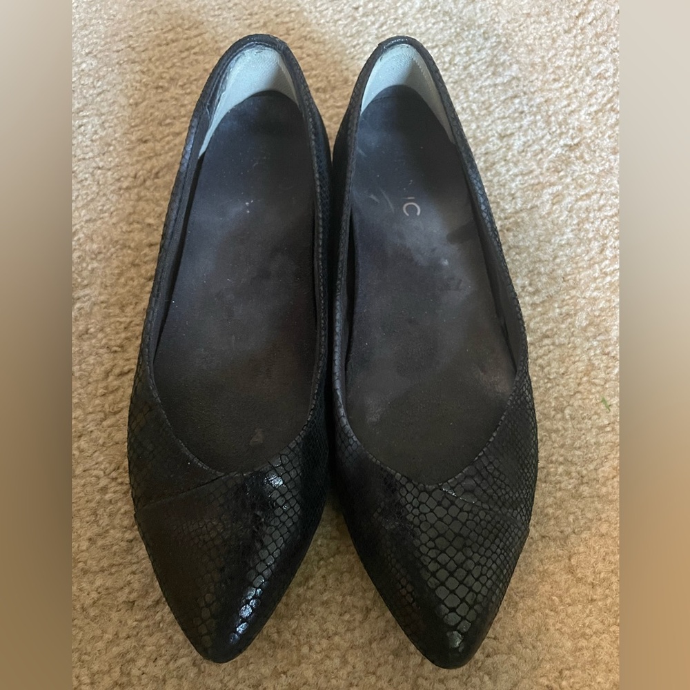 Vionic Cabello Black Snakeskin Flats.  Size 8